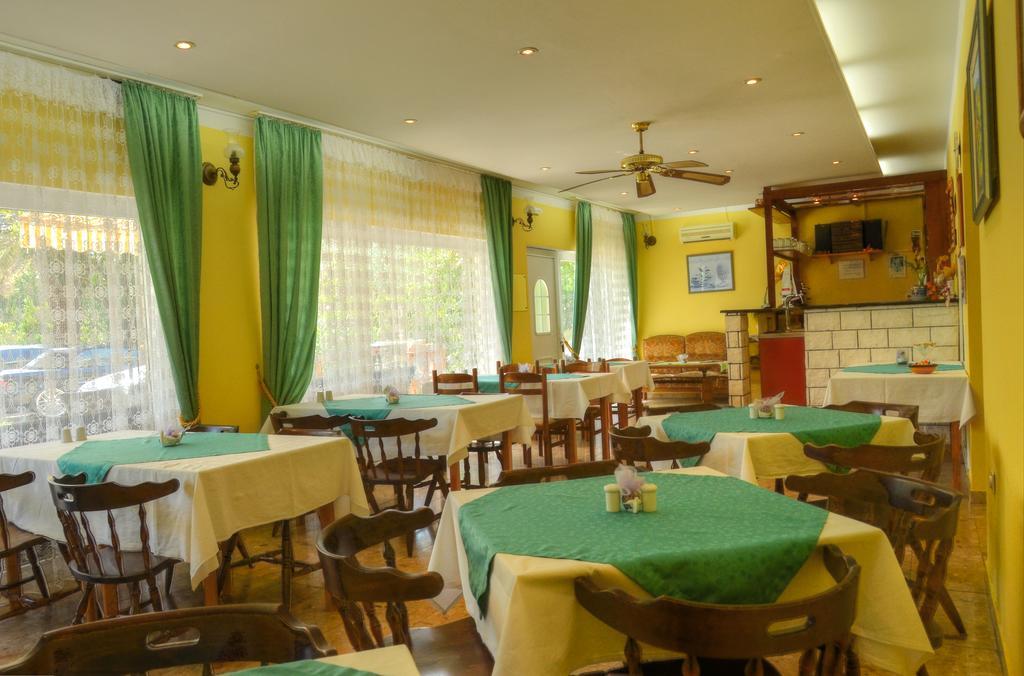 Pansion Begic Hotel Omiš Екстериор снимка