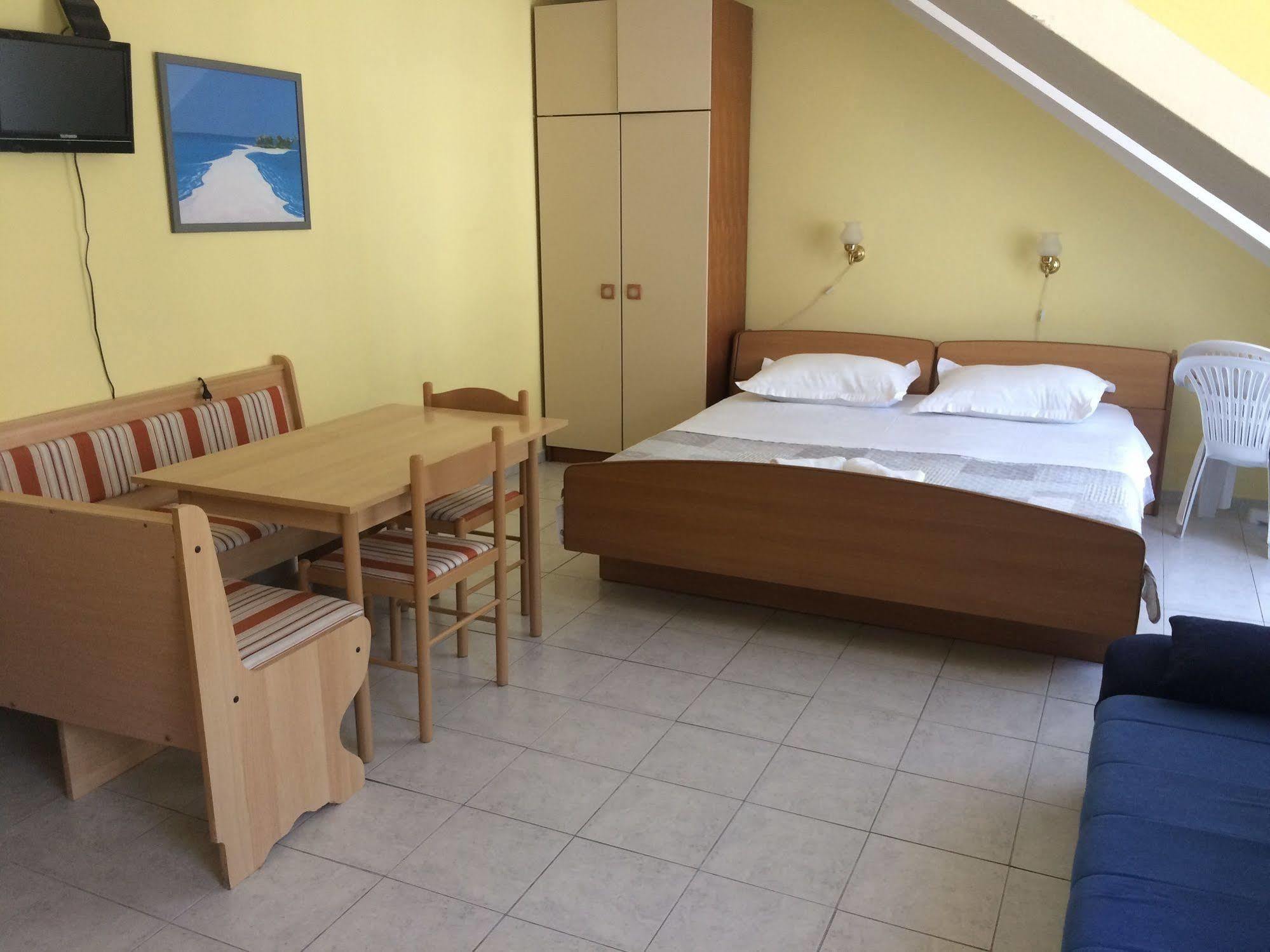 Pansion Begic Hotel Omiš Екстериор снимка