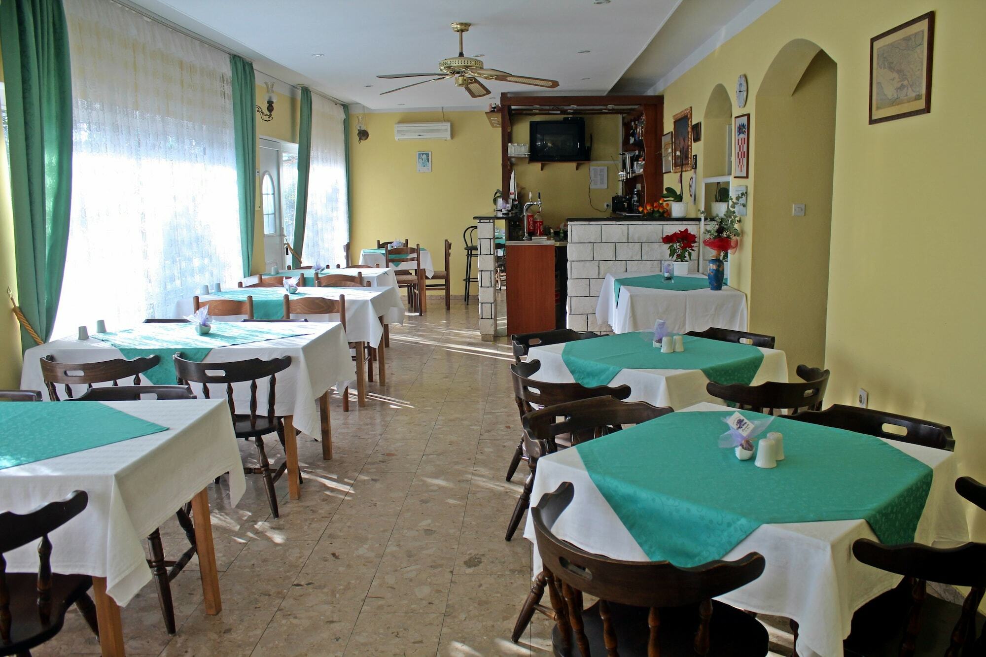 Pansion Begic Hotel Omiš Екстериор снимка